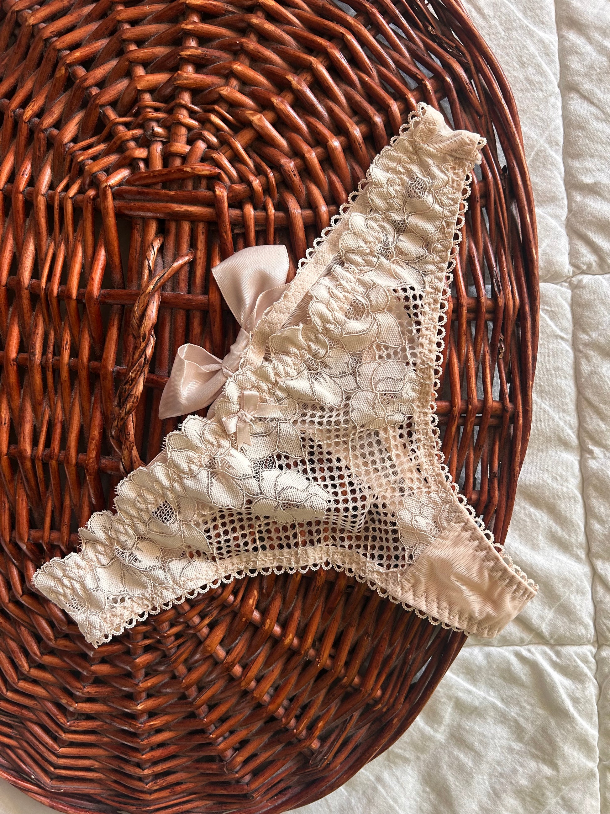 Дантелени бикини с панделка Nude Elegance