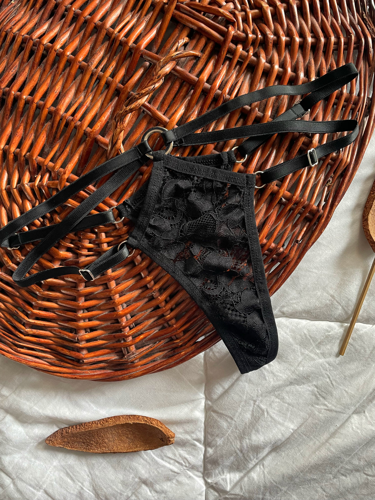 Дантелена регулируема прашка “Black Circle”