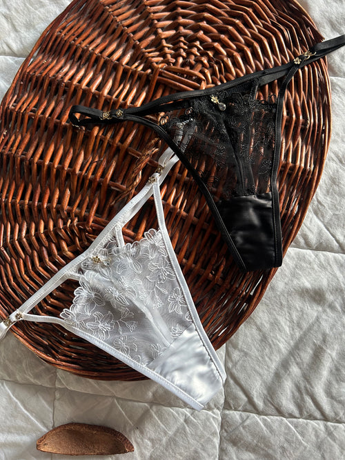 2 чифта дантелени прашки Mamba Set – черна и бяла – AMIRASS