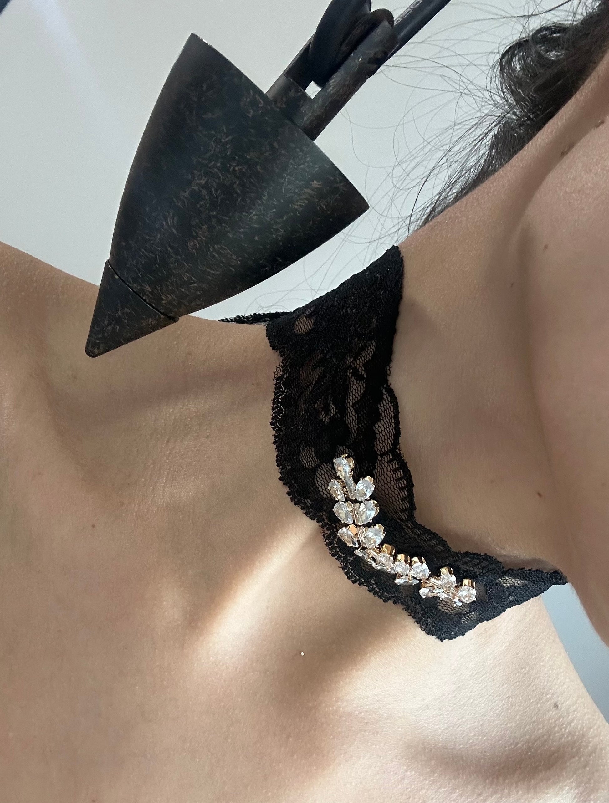 Дантелен чокър с камъни “BLACK STONE”