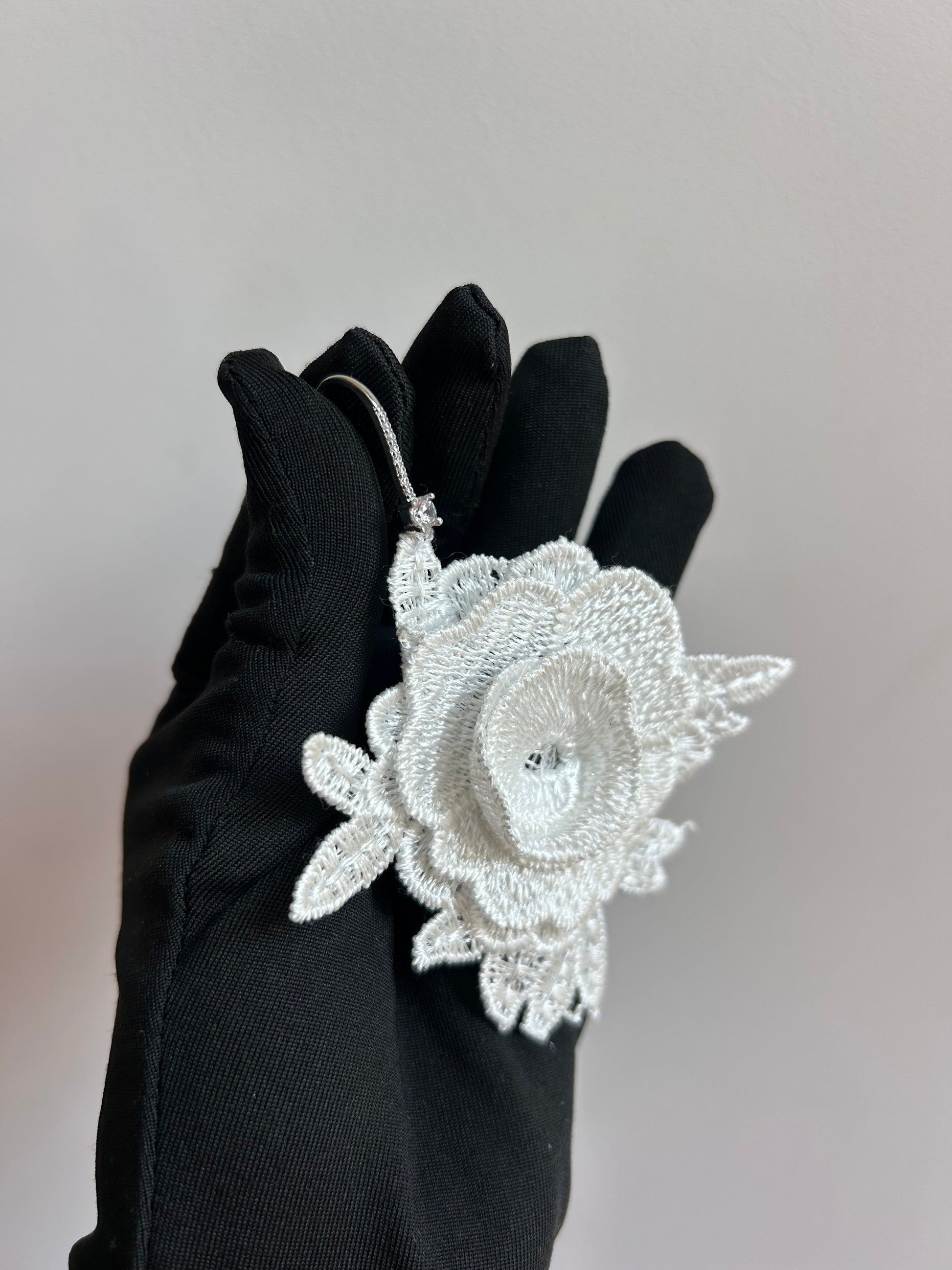 Дантелени обеци “WHITE STONES”